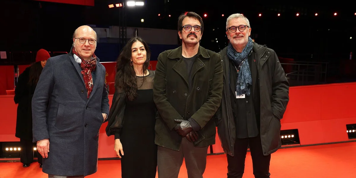 Paul Thiltges (riets) op der Berlinale 2025 | © EPA/CHRISTOPHER NEUNDORF