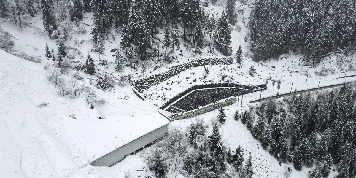An der Schwäiz ass een Zuch wéinst enger Lawin entgleist | ©  EPA/JULIEN GRINDAT