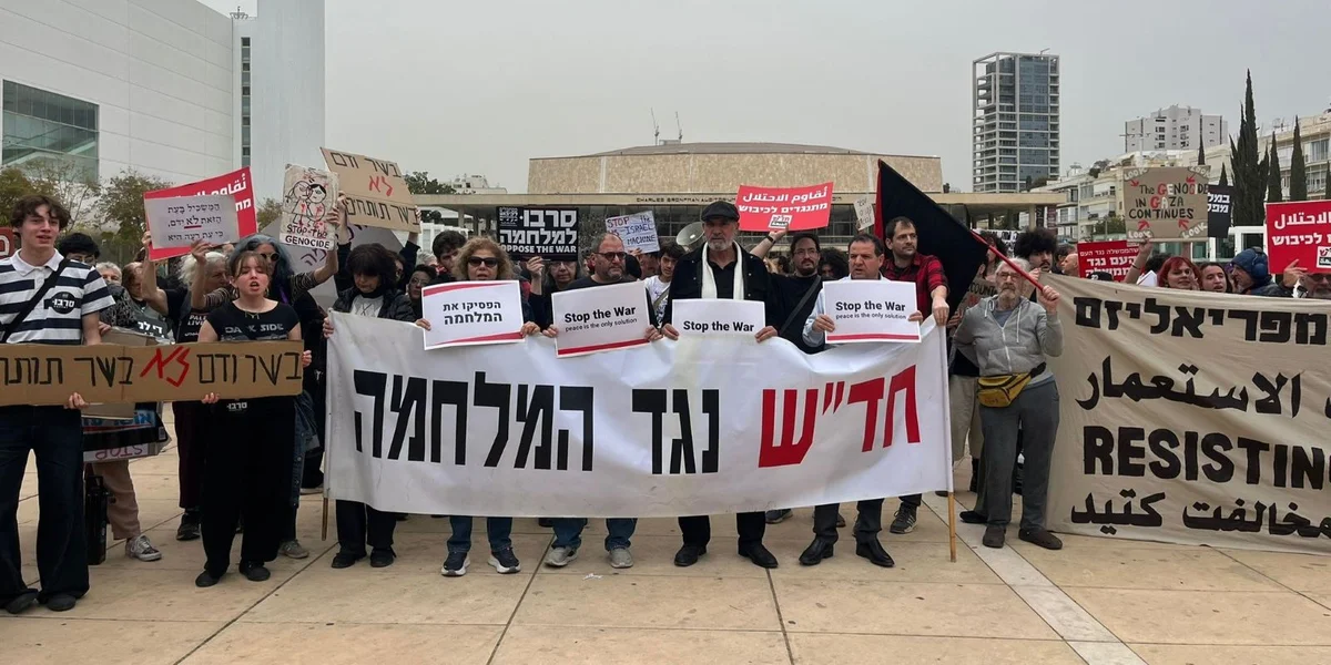 Manifestatioun zu Tel Aviv géint déi israeelesch Ugrëffer op Iran, Libanon a Gaza | © Léonardo Kahn