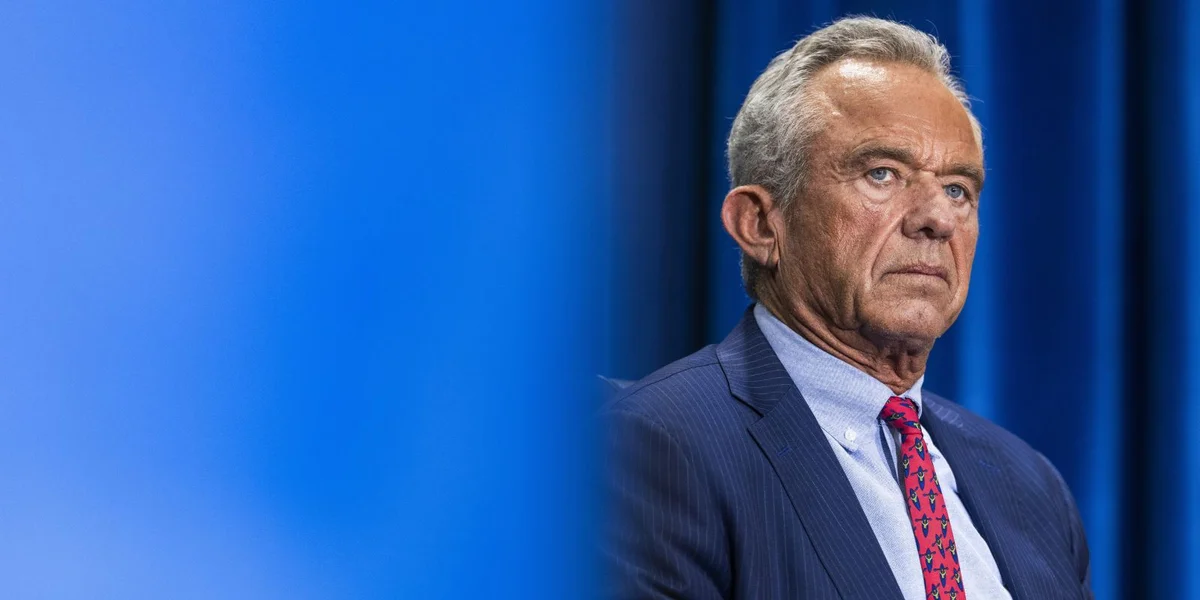 Geriicht kippt Richtungswiessel vum US-Gesondheetsminister zu Kannerimpfungen | ©  EPA/JIM LO SCALZO