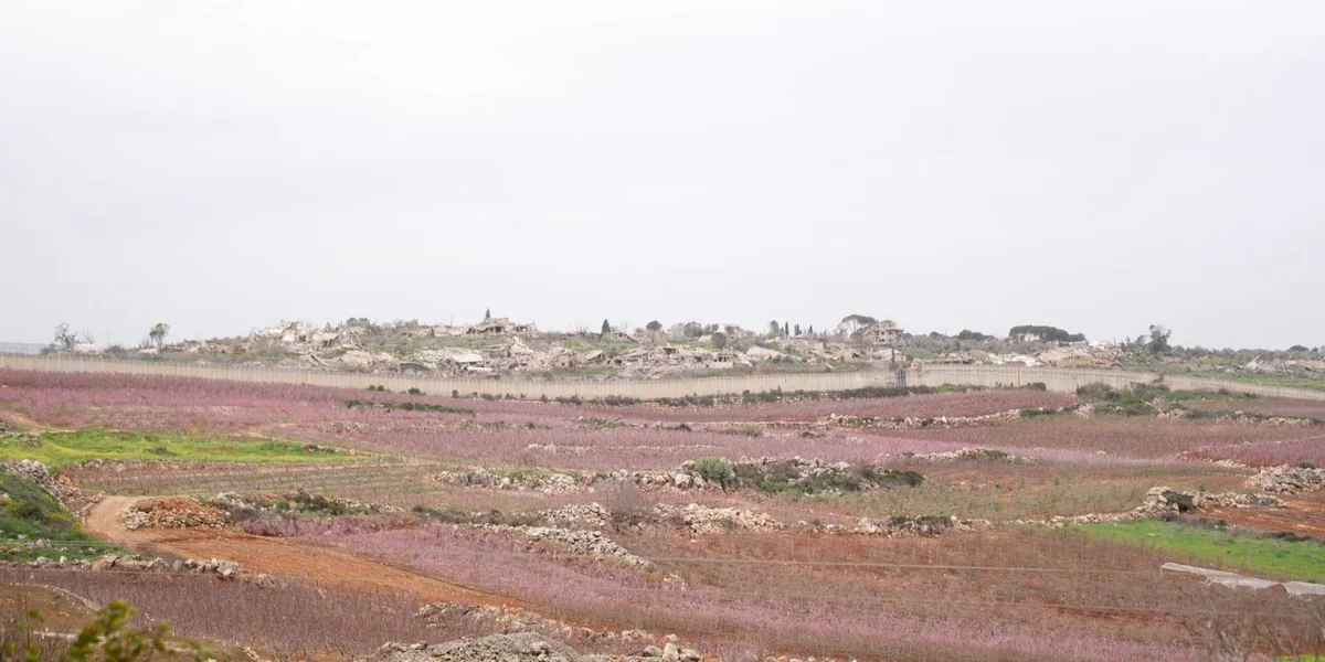 Vu Metula gesäit een op dat libaneesescht d'Duerf Kfarkela an deem keen Haus méi steet | © Leonardo Kahn