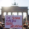 Demonstratioun zu Berlin géint sexuell Gewalt u Fraen | © EPA/CLEMENS BILAN