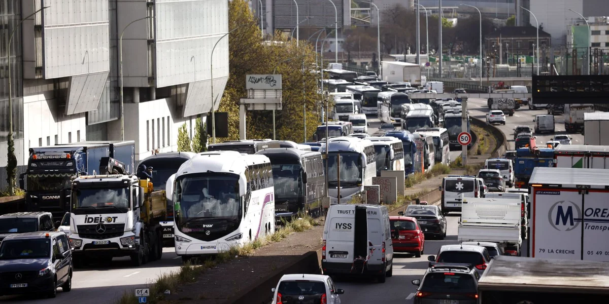 De Périphérique ronderëm Paräis gouf mat Autoen a Camione quasi zum Stëllstand bruecht | © EPA/YOAN VALAT