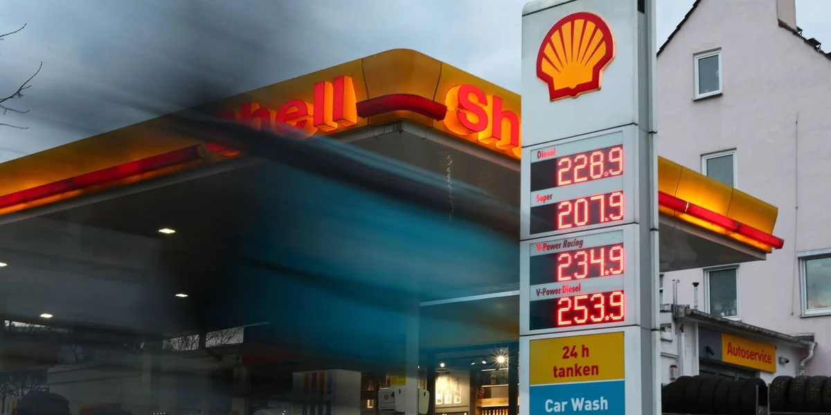 Tankstell  | ©  EPA/ANNA SZILAGYI