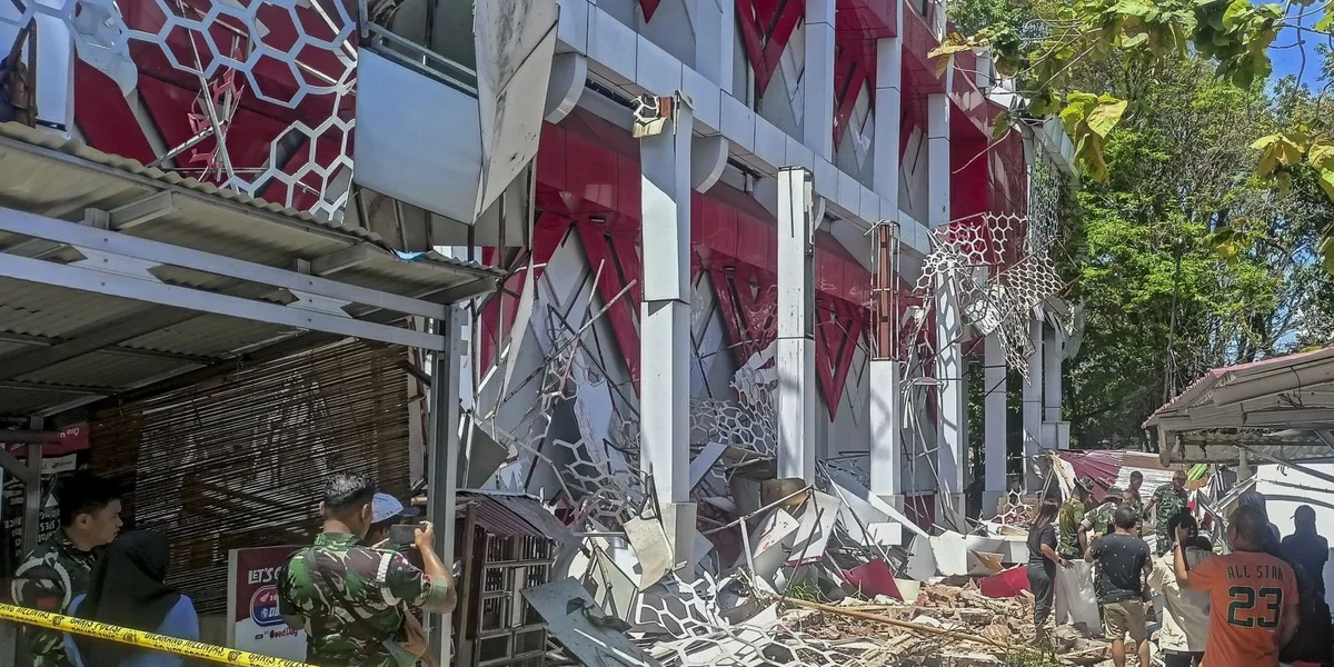 Manado op der Insel Sulawesi an Indonesien nom Äerdbiewen | © EPA/BASARNAS 