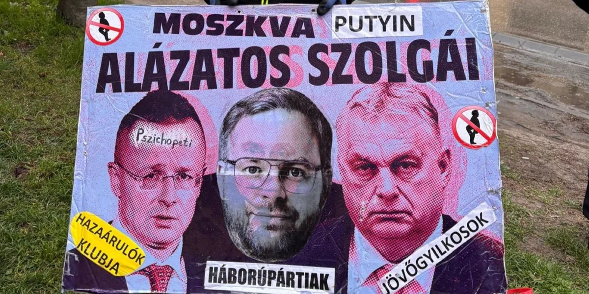 "Déi, déi ënnerwerfeg Moskau déngen" - zu Pécel trieden op der Fidesz-Veranstaltung Regime-Géigner op | © Stephan Israel