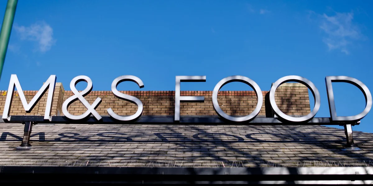 Chaos zu Clapham: Jonker stiermen Geschäfter no Social-Media-Opruff | ©  EPA/TOLGA AKMEN