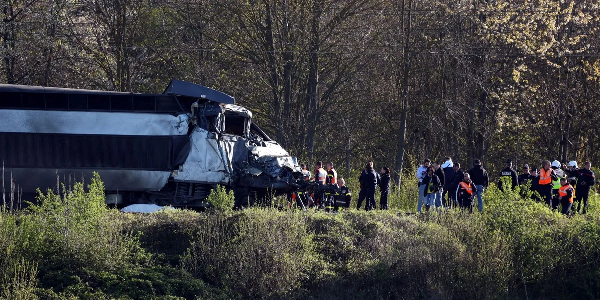 Den TGV deen am Norde vu Frankräich mat engem Camion kollidéiert ass | © EPA/MAXPPP/LUDOVIC MAILLARD