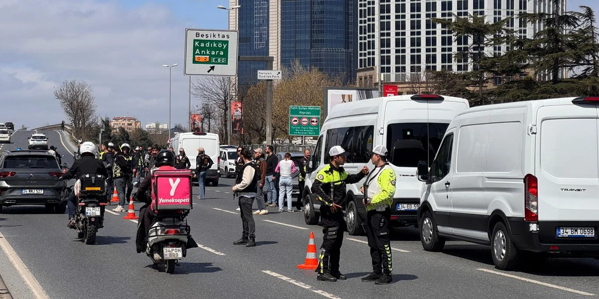 Zwee tierkesch Polizisten virum Gebai zu Istanbul wou d'israeelescht Konsulat dran ass | © EPA/STRINGER