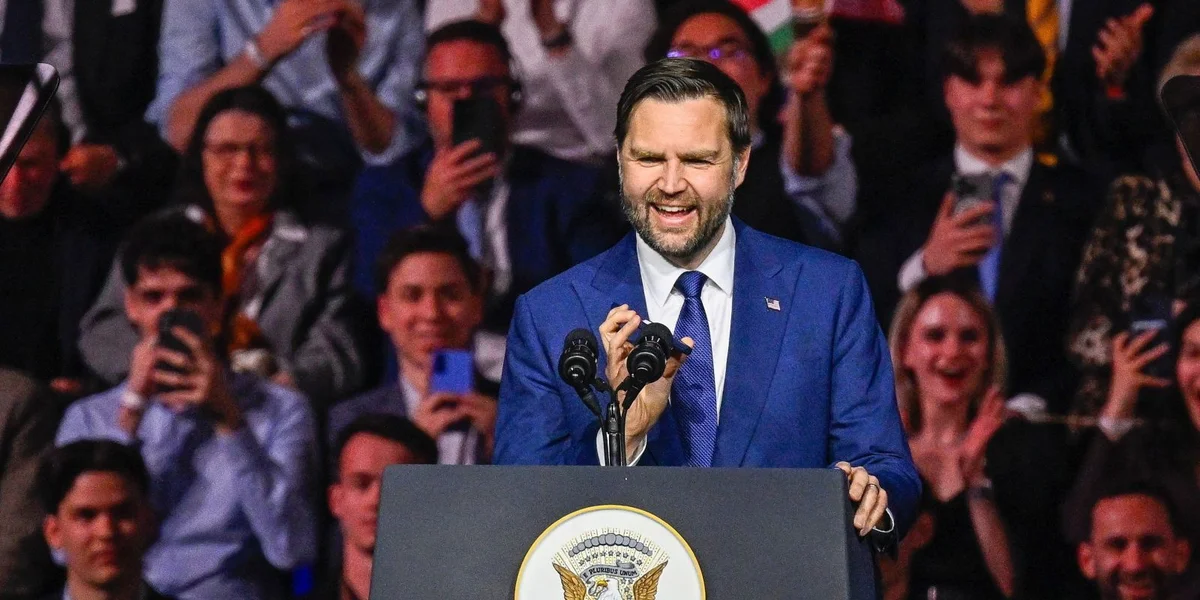 JD Vance op engem Walkampfoptrëtt vum Viktor Orban | © EPA/ROBERT HEGEDUS HUNGARY OUT