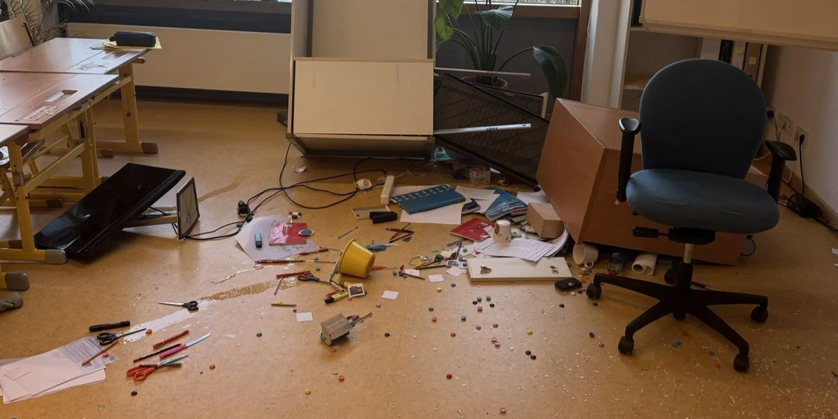 Ee Klassesall an der Schoul vu Rued-Sir wou Vandalismus bedriwwe gouf | © Gemeng Betzder Facebook