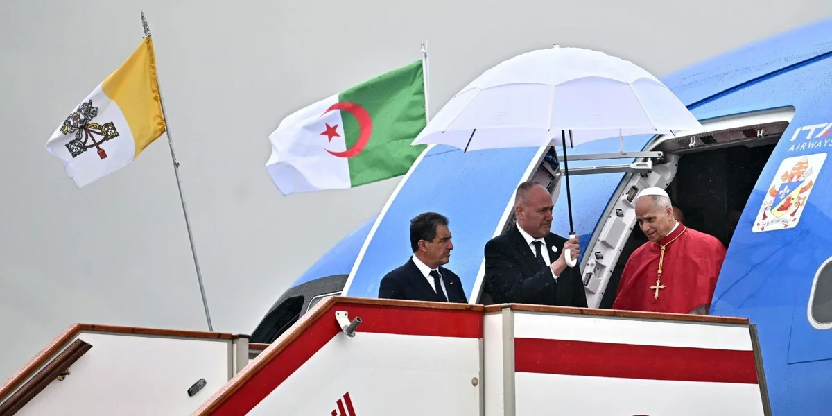 De Poopst Leo op Visitt an Algerien | © EPA/LUCA ZENNARO