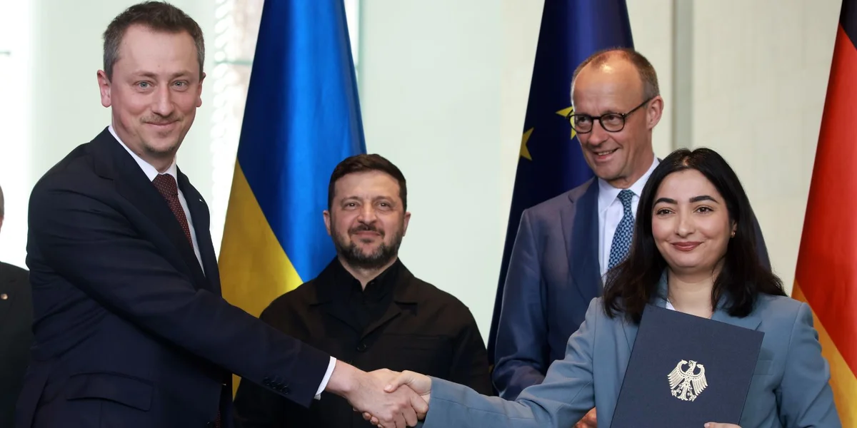 (v.l.n.r.) ukrainesche Wirtschaftsminister Sobolev, Wolodymyr Selenskyj, Friedrich Merz, däitsch Kooperatiounsministesch Radovan | © EPA/CLEMENS BILAN