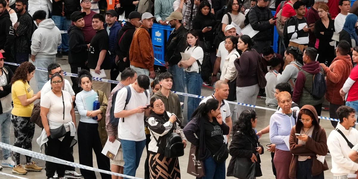 A Spuenie stoungen d'Leit Schlaang fir hir Pabeieren | © EPA/Enric Fontcuberta