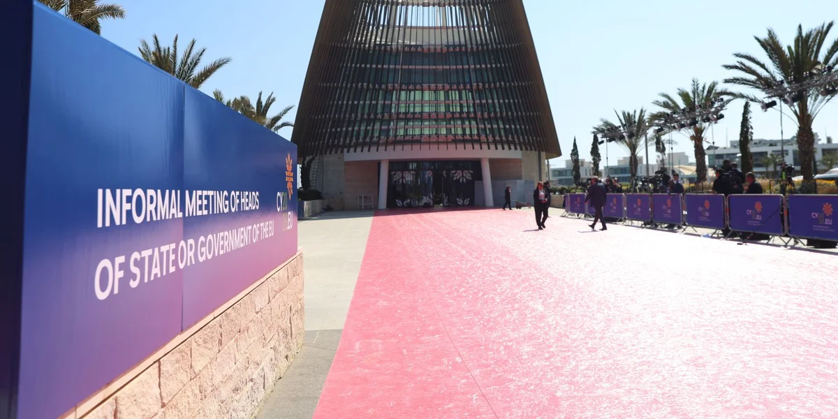 Premier Luc Frieden zu Zypern fir iwwer den Impakt vun der Energiekris ze schwätzen | © EPA/GEORGE CHRISTOFOROU