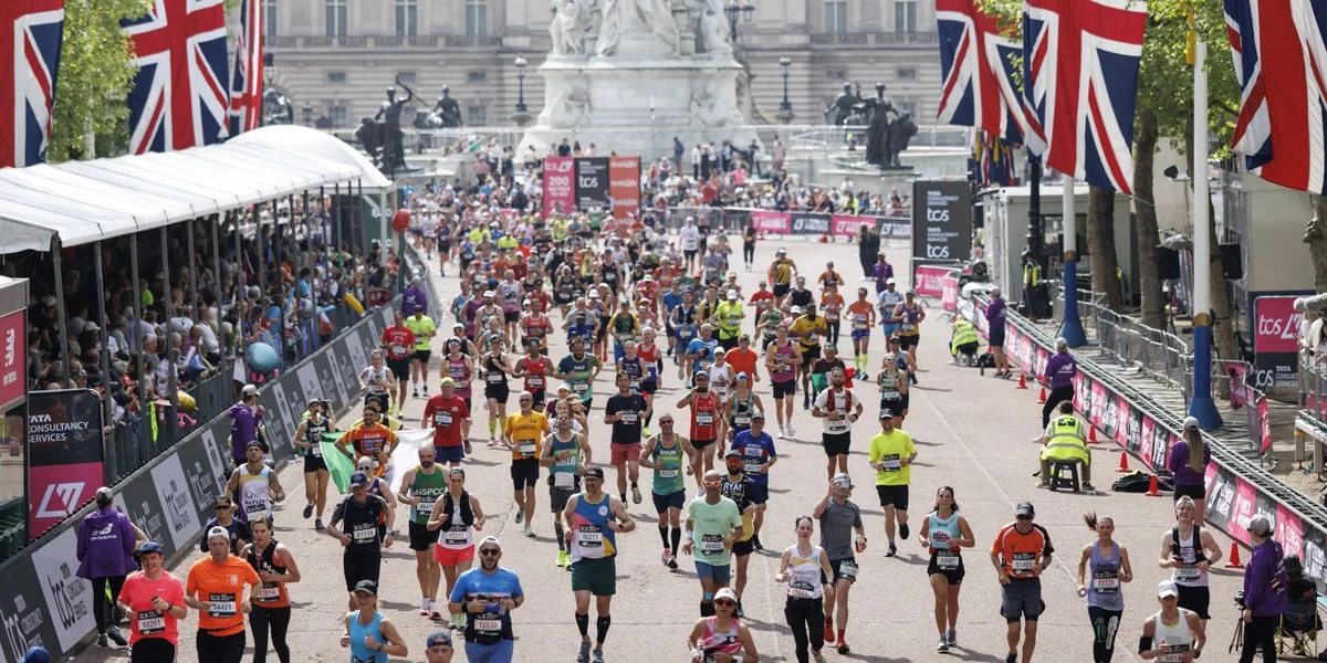 Mann aus Lëtzebuerg leeft Marathon zu London fir Sue fir Kriibsfuerschung ze sammelen | ©  EPA/TOLGA AKMEN