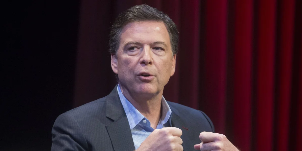 Fréieren FBI-Direkter op en Neits ugeklot wéinst enger Foto, déi d'Zuel 86 weist | © EPA/MICHAEL REYNOLDS