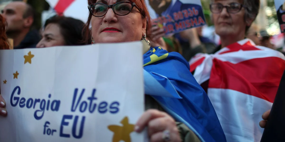 Masseprotester an der Haaptstad Tiflis géint d'Regierung, déi der EU de Réck dréint | ©  EPA/DAVID MDZINARISHVILI