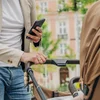 Santés-Agence fuerdert Elteren op, den Handy wechzeleeë wa se mat hire Kanner sinn | © picture alliance / Westend61 | Vira Simon