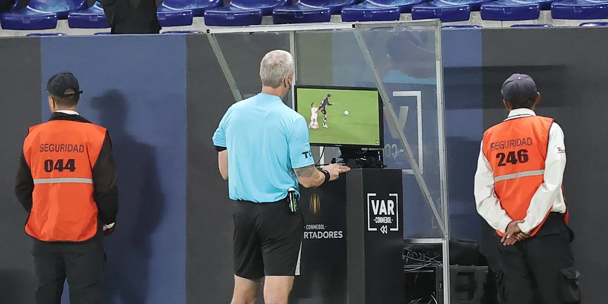 De Video Assistant Referee am Asaz. | © EPA/Jose Jacome