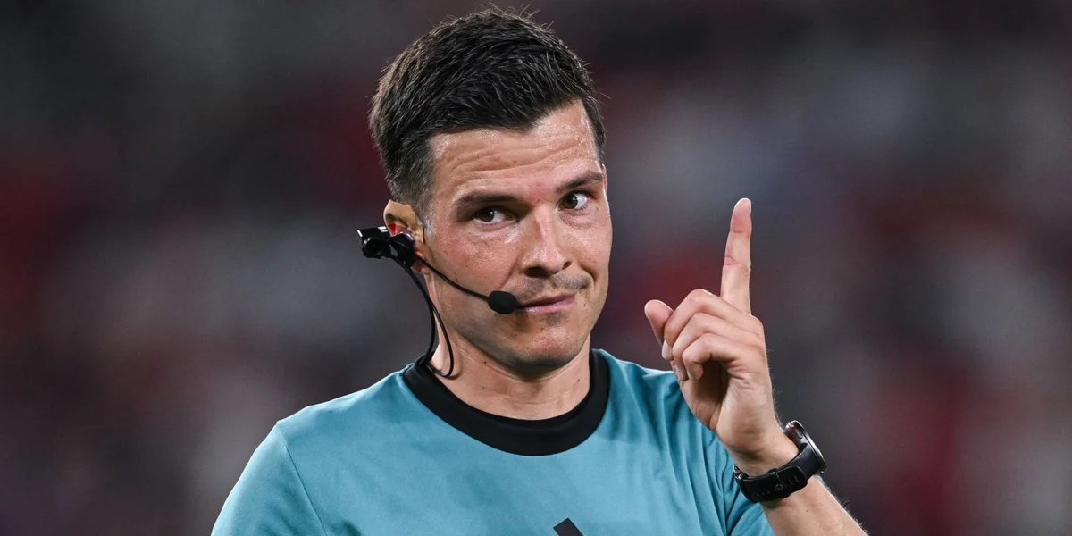 D'Bodycams sinn um Headset vun den Arbittere befestegt. | © picture alliance / Pressefoto Ulmer | Markus Ulmer