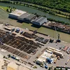 Niddregwaasser: Pëtrols-Depot vum Mäerterter Hafe gëtt net méi per Schëff ugefuer  | © Société du Port de Mertert / Copyright Schmitt-GlobalView