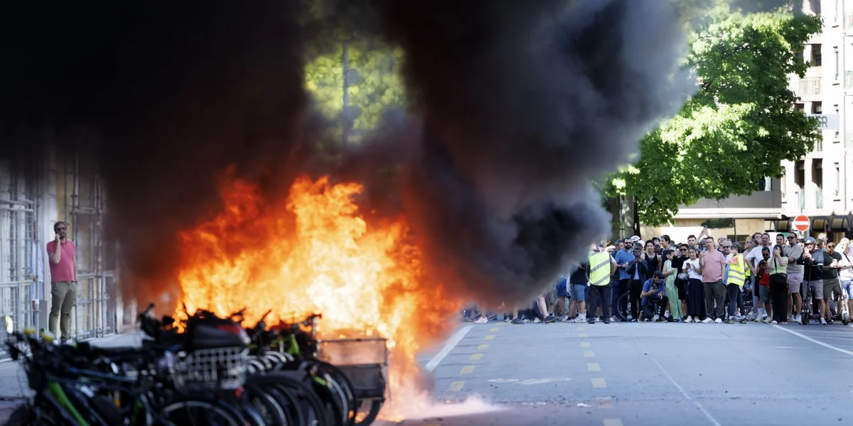 © EPA/CYRIL ZINGARO
