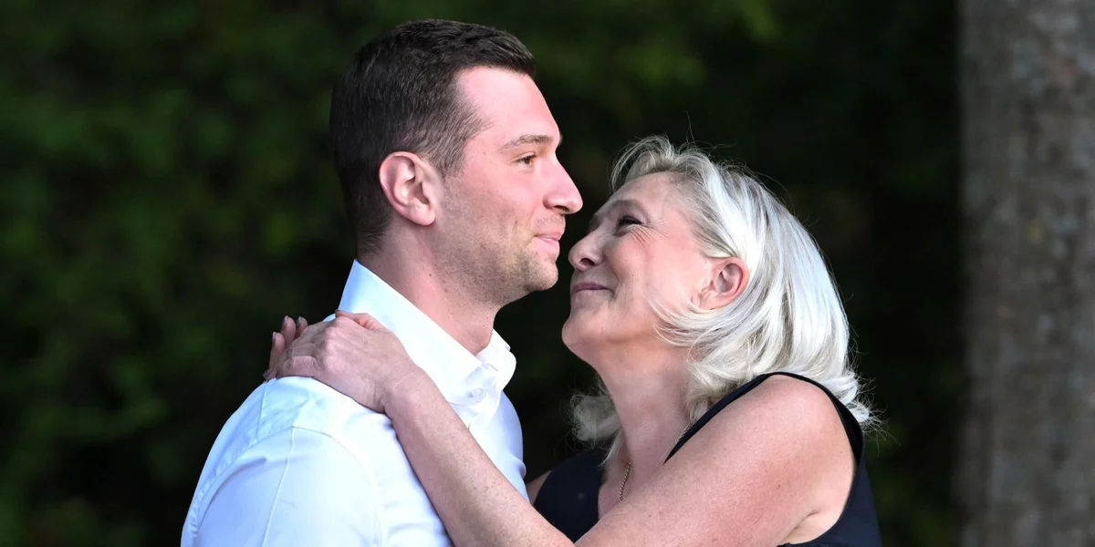 Marine Le Pen stellt sech hanner den Jordan Bardella | © EPA/FIRAS ABDULLAH