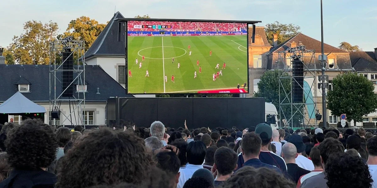 Wann de leschte Béier ze fréi kënnt: Mat dobäi um Public Viewing an der Stad | © Pit Beffort