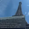 Eng Annonce fir Touriste weist un, datt fir den Äiffeltuerm wéinst den extreemen Temperaturen verännert Ëffnungszäiten gëllen | © EPA/MOHAMMED BADRA