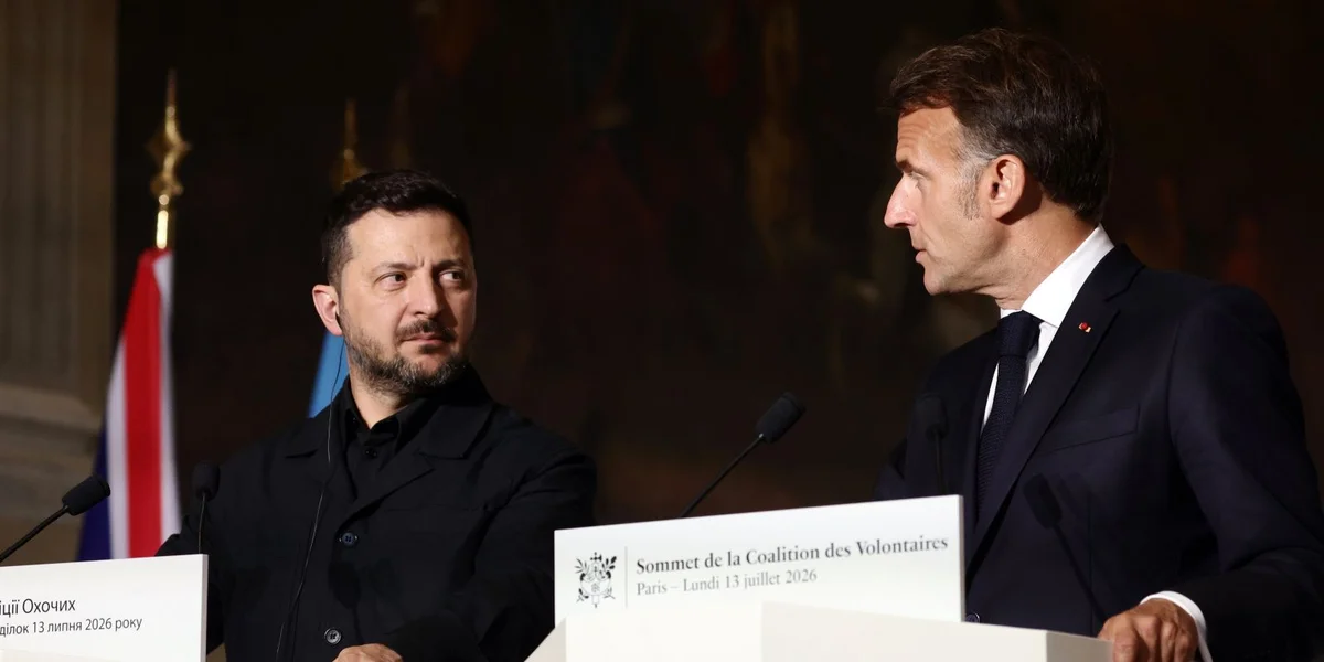 De Wolodymyr Selenskyj an den Emmanuel Macron op der Pressekonferenz vun der "Coalition of the Willing" den 13. Juli 2026  | © EPA/TERESA SUAREZ / POOL