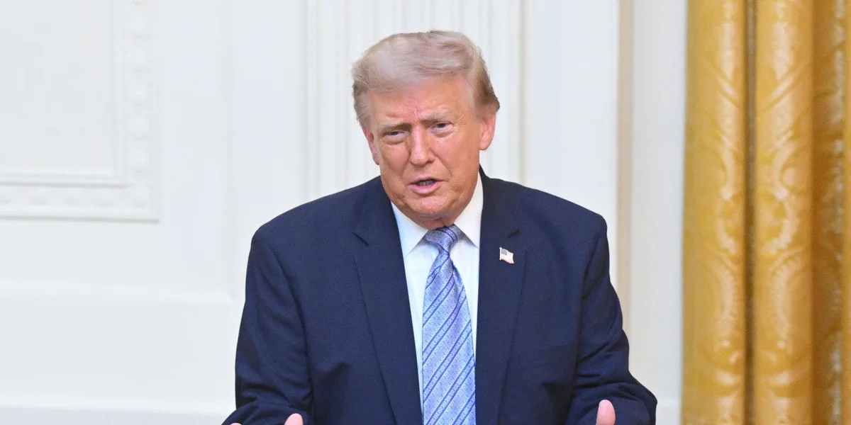 US-President Donald Trump drot dem Oman mat Bombardementer wéinst Hormusstrooss | © EPA/SAUL LOEB