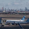Fligere vu United Airlines um Flughafen zu Newark. Am Hannergrond gesäit een d'Skyline vun New York. | © EPA/OLGA FEDOROVA