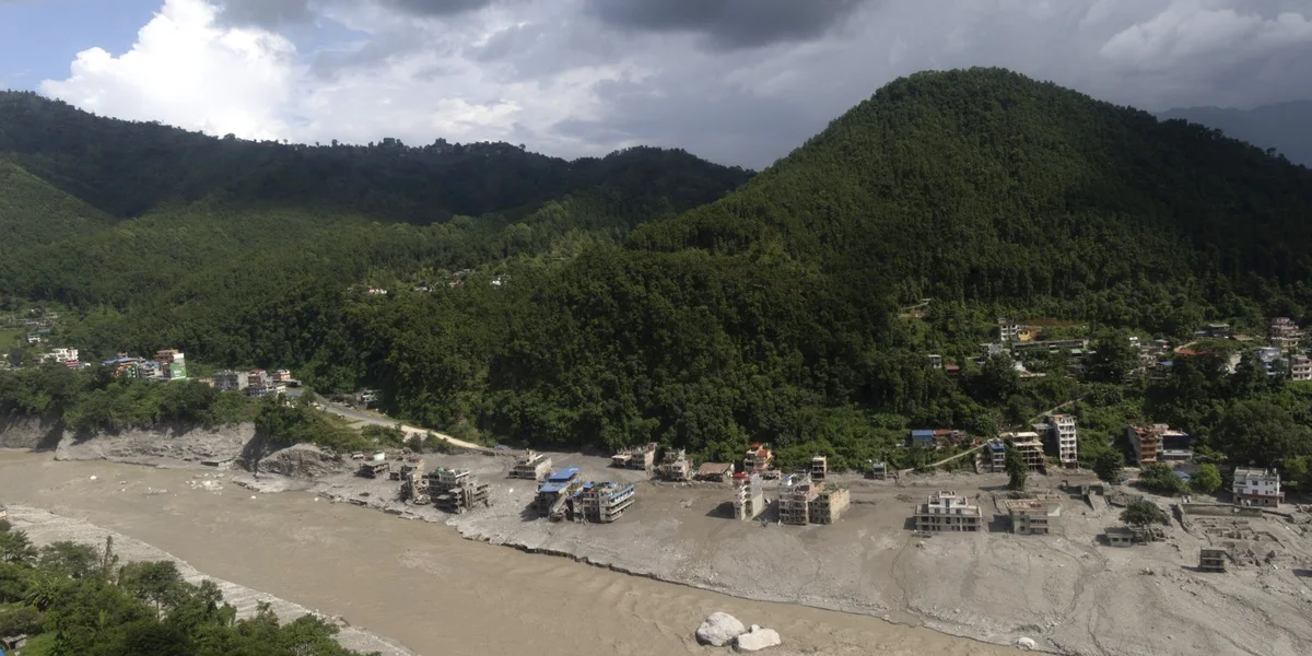 Bilan vun Doudesaffer a Vermëssten nom massiven Äerdrutsch am Himalaya klëmmt weider