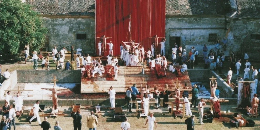 Déi éischt Opféierung vum “Orgien-Mysterien-Theater” am August 1998 am Schloss Prinzenhof an Niederösterreich, dat dem Hermann Nitsch gehéiert huet | © Nitsch Foundation