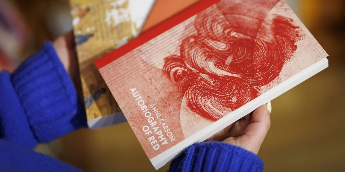 Literatur-Nobelpräis: Wéi zougänglech ass d'Wierk vun der Anne Carson? | © EPA/TOLGA AKMEN