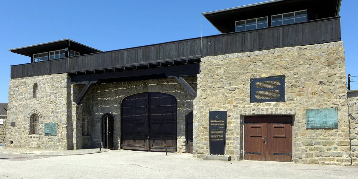 Reesen, déi markéieren: Mat Lycéesschüler an d'KZ-Gedenkstätt | © Dnalor 01 (Wikimedia Commons / CC-BY-SA 3.0)
