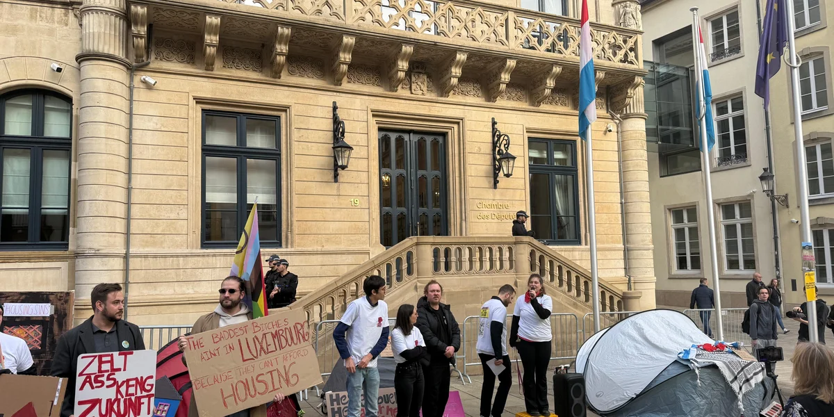 Suergekand Logement: 300 Leit demonstréiere virun der Chamber géint d'Wunnengsnout | © 100,7
