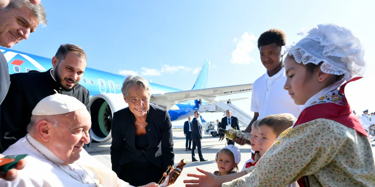 De Poopost Frankräich um Flughafen zu Marseille | © picture alliance / Vatican Media | VATICAN MEDIA / ipa-agency.net