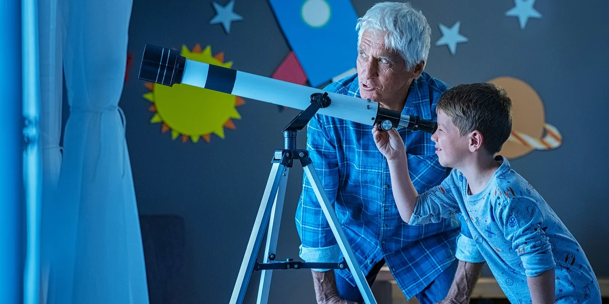 De Mound, mat bloussen A, mat der Spektiv a mam Teleskop | © Bigstock