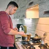 Mat Freed kachen an iessen, och fir sech eleng